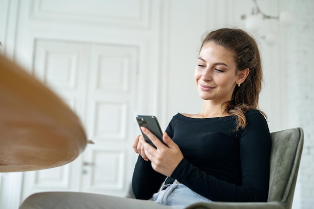 La formación de diseñadoras en línea utiliza el alquiler de espacios de coworking por teléfono