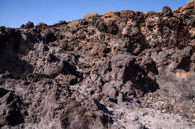 Formación de lava basáltica cerca de la costa del océano