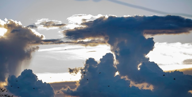 Formación de nubes lluviosas oscuras en el cielo antes de la tormenta