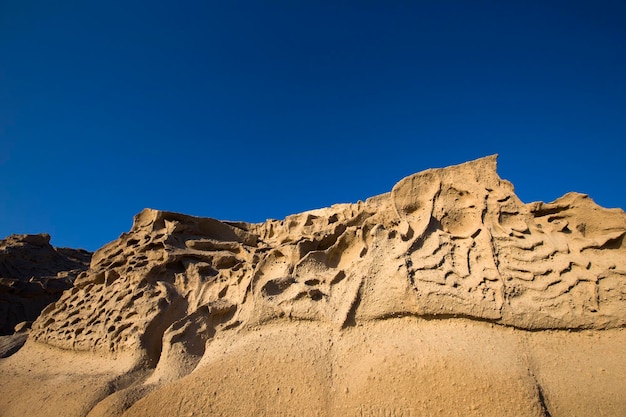 Formación de roca de arena de ceniza volcánica de la playa de Vlychada en la isla de Santorini en Grecia