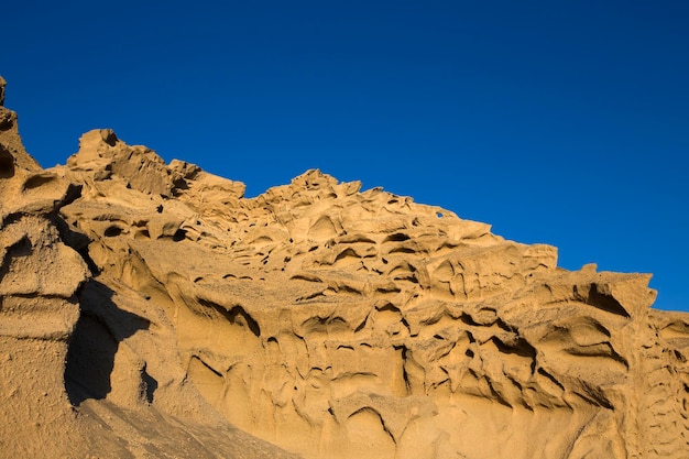 Formación de roca de arena de ceniza volcánica de la playa de Vlychada en la isla de Santorini en Grecia