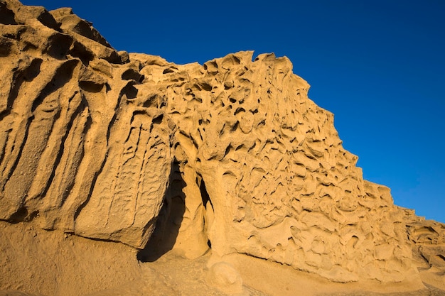 Formación de roca de arena de ceniza volcánica de la playa de Vlychada en la isla de Santorini en Grecia