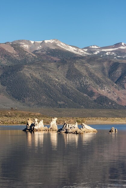 Formación de roca de las torres de toba en el lago mono