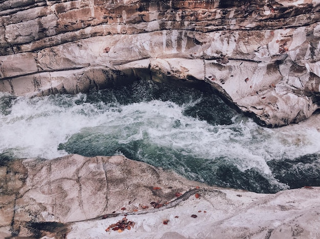 Formación de rocas en el agua