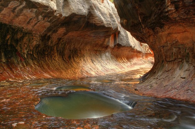 Formación de rocas en el agua