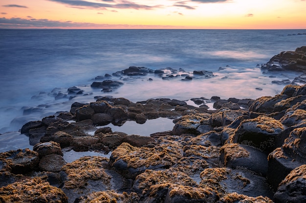 Formación de rocas basálticas Giant's Causeway, Port Ganny Bay y Great Stookan, Condado de Antrim, Irlanda del Norte, REINO UNIDO