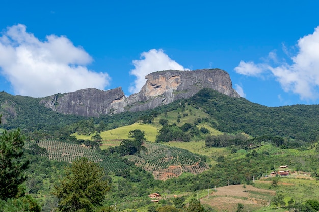 Formación rocosa conocida como Pedra do Bau en la frontera de Campos do Jordao y Sao Bento do Sapucai