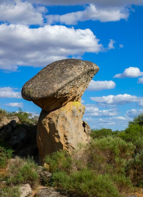 Foto formación rocosa conocida como la seta área natural de los barruecos extremadura españa