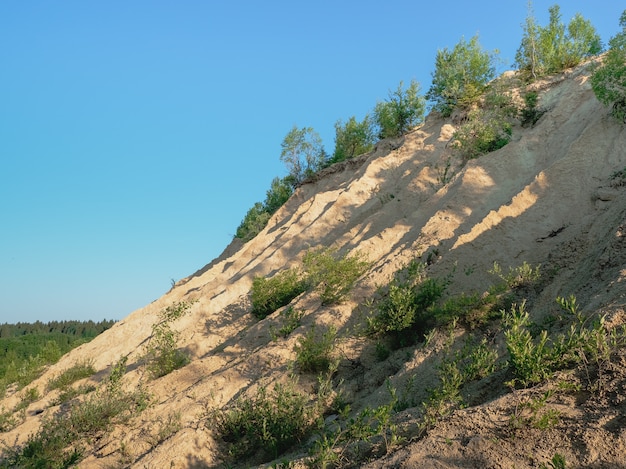 Formación rocosa geológica de la cantera de Bornitsky, región de Leningrado. Rusia.