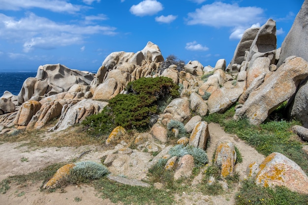 Formación rocosa inusual cerca del mar en Capo Testa Sardinia