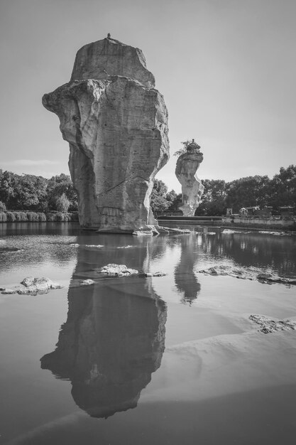 Foto formación rocosa en el lago