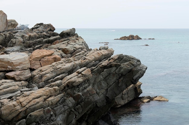 Formación rocosa por el mar contra un cielo despejado