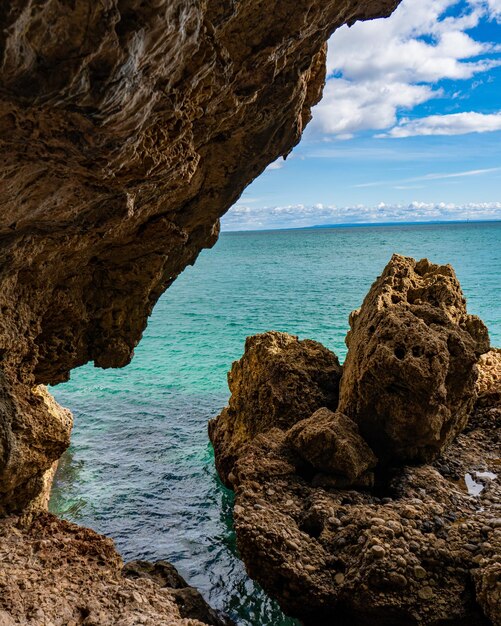 Una formación rocosa con el mar de fondo