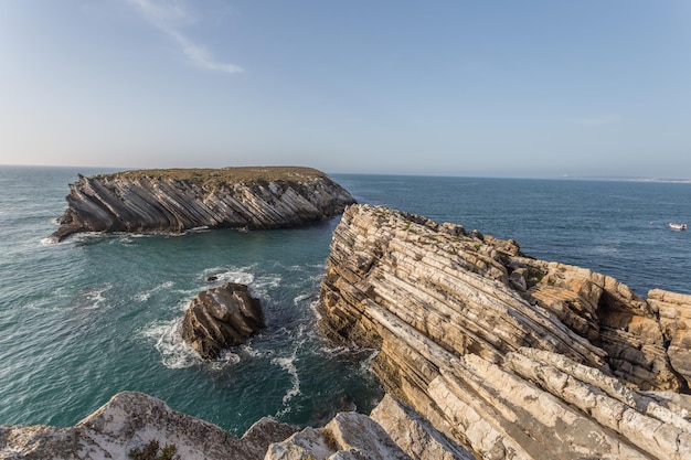 Formación rocosa milenaria en la costa de portugal