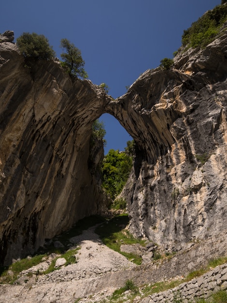 Formación rocosa en las montañas del puente natural.