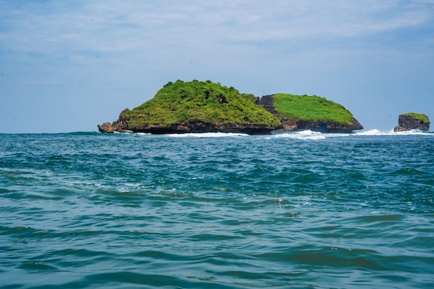 Formación rocosa en el océano cerca del Tanjung Kasap o Cape Kasap Pacitan Indonesia Tomado de un barco en movimiento