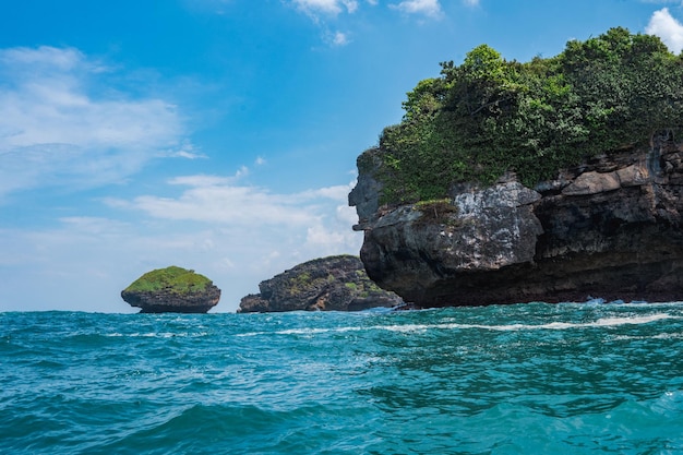 Formación rocosa en el océano cerca del Tanjung Kasap o Cape Kasap Pacitan Indonesia Tomado de un barco en movimiento