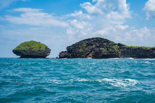 Formación rocosa en el océano cerca del Tanjung Kasap o Cape Kasap Pacitan Indonesia Tomado de un barco en movimiento