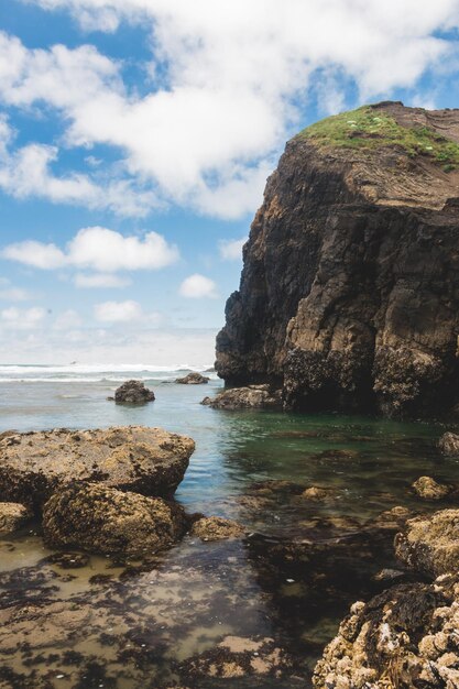 Foto formación rocosa en la orilla del mar contra el cielo