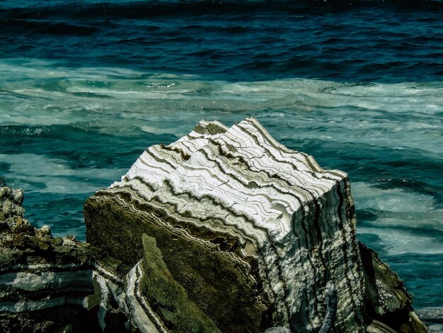 Foto formación rocosa en la playa contra el cielo