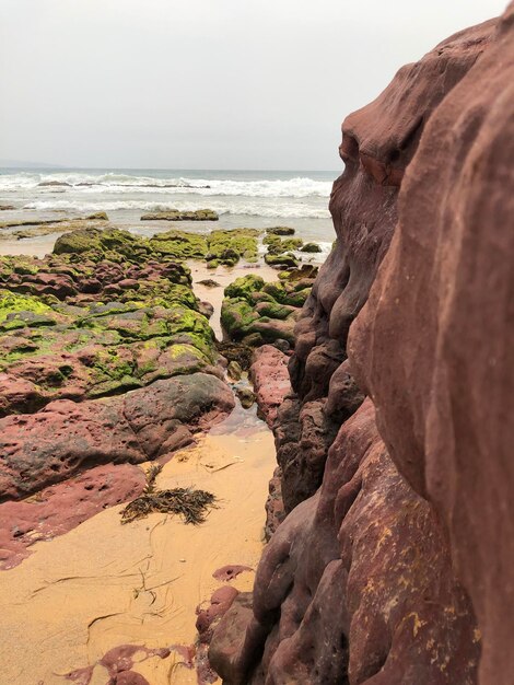 Foto formación rocosa en la playa contra el cielo