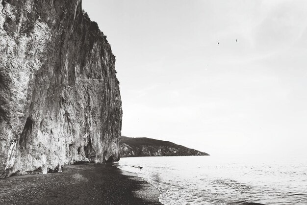 Foto formación rocosa en la playa contra el cielo