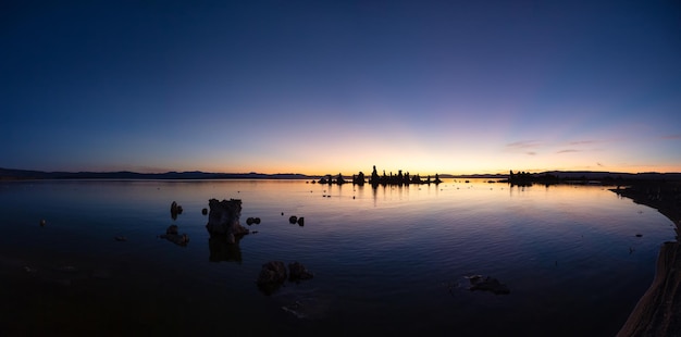 Formación rocosa de torres de toba en el amanecer del lago mono