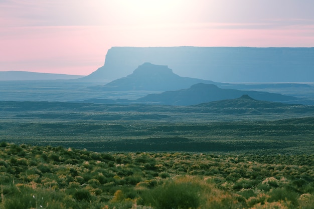 Foto formación rocosa del valle de los dioses con monument valley al amanecer.