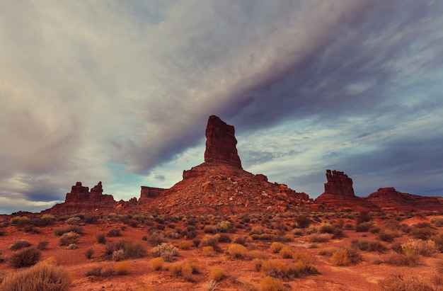 Formación rocosa del Valle de los Dioses con Monument Valley al amanecer.