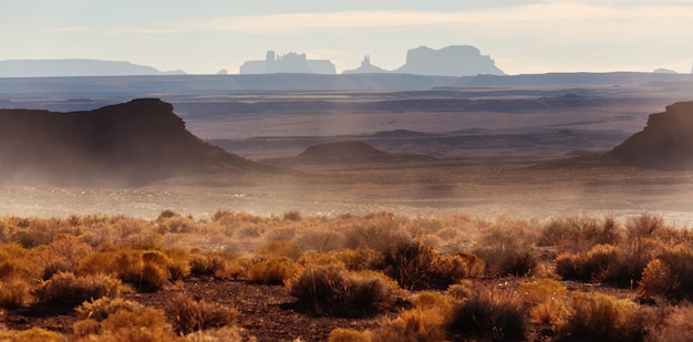 Formación rocosa del Valle de los Dioses con Monument Valley al amanecer.