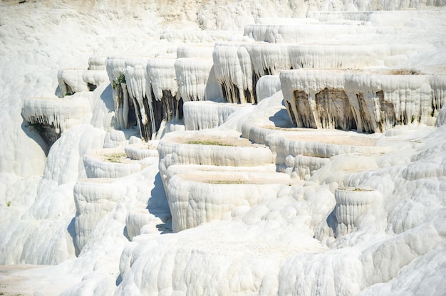 Formaciones de carbonato natural en una montaña en Pamukkale, Turquía