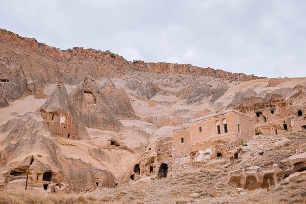 Formaciones de cuevas antiguas monasterio de selime en capadocia