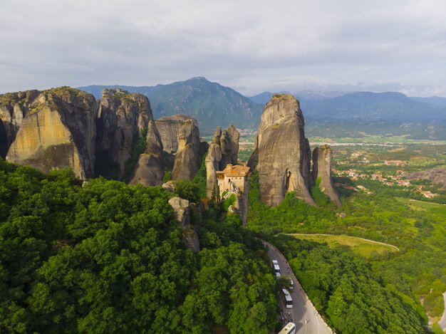 Formaciones forestales y rocosas en Meteora, Grecia