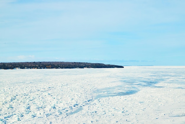 Foto formaciones de hielo rotos que cubren el lago congelado en michigan