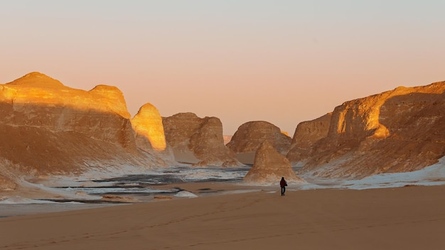 Formaciones de piedra caliza en el Desierto Blanco y Negro al atardecer. Egipto.