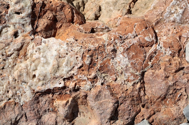 Formaciones de piedra cubiertas de sal