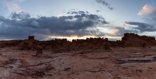 Formaciones de roca roja en el desierto al atardecer temporada de primavera goblin valley state park