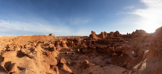 Formaciones de roca roja en el desierto en la soleada temporada de primavera del amanecer