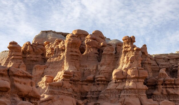 Formaciones de roca roja y hoodoos en el desierto al amanecer en la temporada de primavera