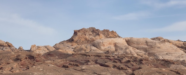 Formaciones de roca roja y hoodoos en el desierto al amanecer.