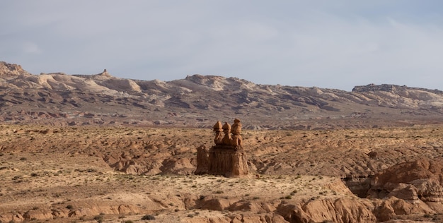 Formaciones de roca roja y hoodoos en el desierto al amanecer.