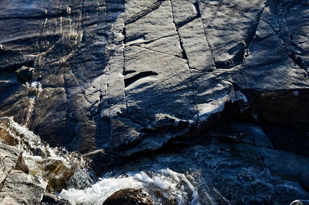 Foto formaciones rocosas en el agua