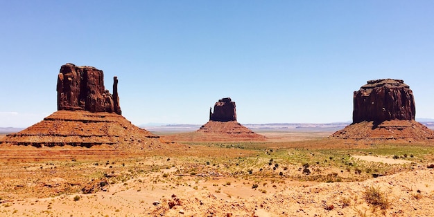 Foto formaciones rocosas en el desierto contra un cielo despejado