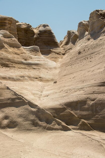 Foto formaciones rocosas en el desierto contra un cielo despejado