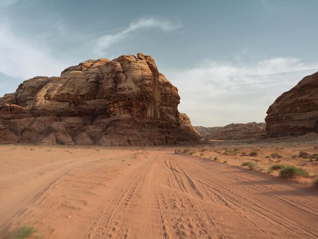 Foto formaciones rocosas en el desierto de wadi rum contra el cielo en jordania