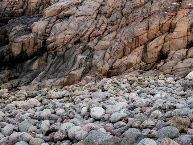 Foto formaciones rocosas y guijarros. textura de onda, una formación rocosa en el mar de barents.