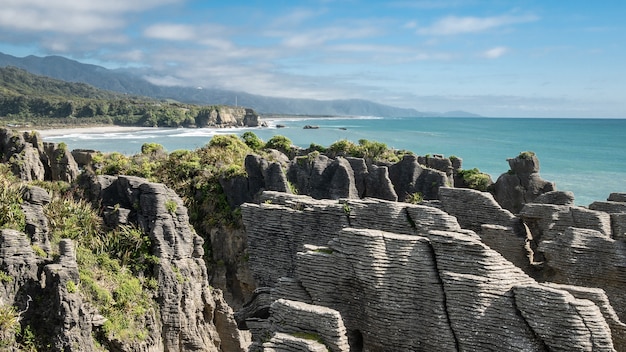 Formaciones rocosas inusuales en la costa de los océanos rodada durante el día soleadopunakaiki pancake rocksnueva Zelanda