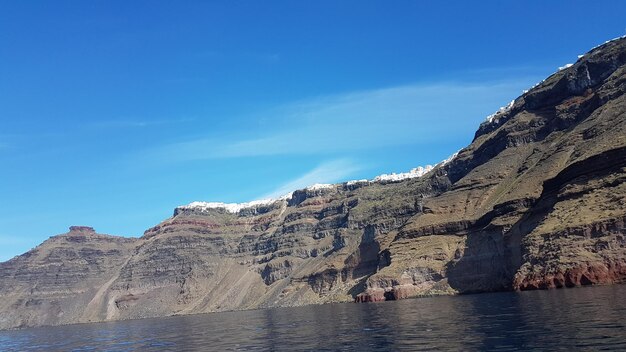 Formaciones rocosas por el mar contra el cielo azul