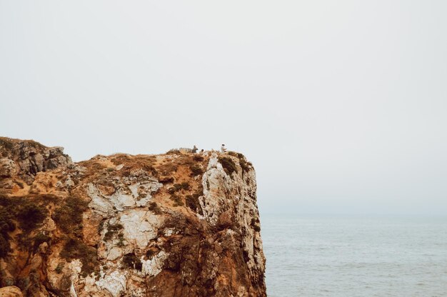 Foto formaciones rocosas en el mar contra un cielo despejado