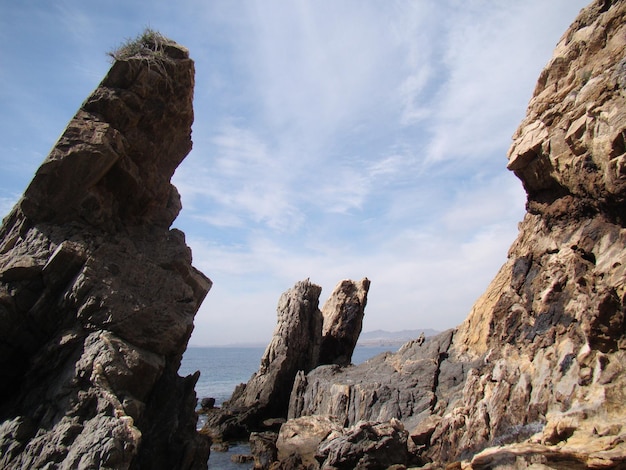 Foto formaciones rocosas en el mar contra el cielo